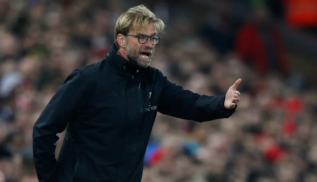 Pelatih Liverpool, Juergen Klopp memberi instruksi kepada para pemainnya saat pertandingan babak 16 besar Piala Liga Inggris, Liverpool melawan Tottenham Hotspur di Stadion Anfield, Liverpool, Inggris (25/10). (Reuters/Phil Noble)