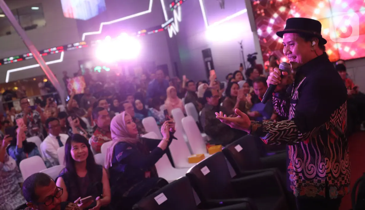 Penampilan Vokalis Padi Reborn, Fadly saat memeriahkan penutupan perdagangan bursa efek Indonesia tahun 2019 di BEI, Jakarta, Senin (30/12/2019). Padi Reborn menghibur para tamu undangan dalam penutupan perdagangan tersebut. (Liputan6.com/Angga Yuniar)
