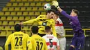 Kiper Stuttgart, Gregory Kobel, duel udara dengan bek Borussia Dortmund, Mats Hummels, pada laga Bundesliga di Stadion Signal Iduna Park, Minggu (13/12/2020). Stuttgart menang dengan skor 5-1. (AFP/Ina Fassbender)