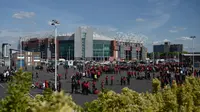 Laga pekan terakhir Premier League antara Manchester United dan AFC Bournemouth di Stadion Old Trafford, Inggris, Minggu (15/5), dibatalkan karena alasan keamanan. Polisi menemukan paket mencurigakan di tribune bagian utara dan barat. (Oli SCARFF/AFP)