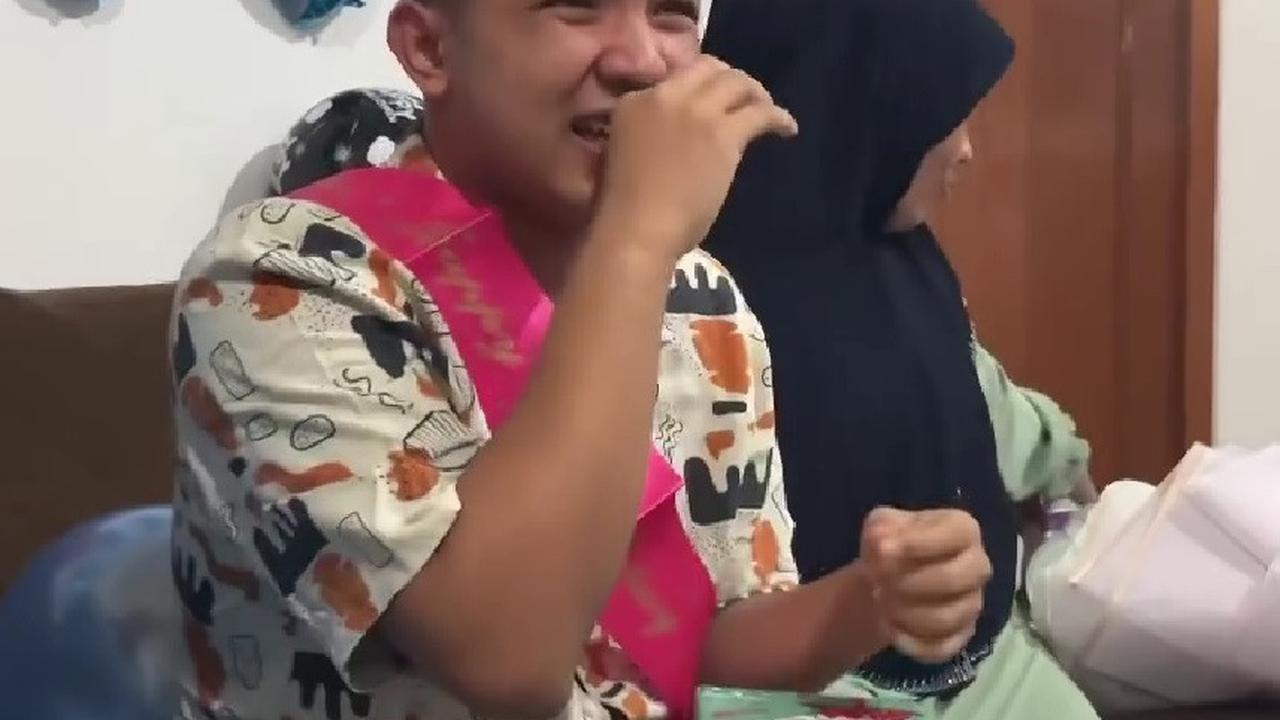 Potret Jirayut Dapat Kejutan Ulang Tahun dari Keluarga, Menangis Haru Baca Kartu Ucapan dan Dapat Kado