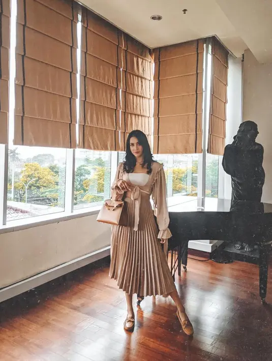 Bisa pilih silk cropped cardigan yang dipadukan dengan rok plisket midi untuk inspirasi tampilan elegan lainnya. [Foto: IG/anyageraldine].