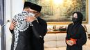 <p>Mengenakan kemeja batik lengan panjang monokrom, Agus Yudhoyono memeluk Ridwan Kamil yang memakai baju serbahitam pertanda duka masih membekas di benaknya. (FOTO: instagram.com/@agusyudhoyono)</p>