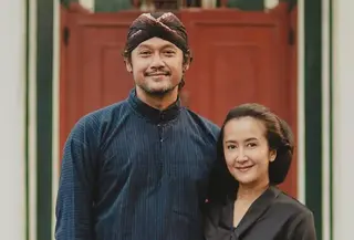 Widi Mulia dan Dwi Sasono Kenakan Busana Abdi Dalem Yogyakarta. [@widimulia]