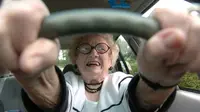 Ilustrasi seorang nenek sedang mengemudikan mobil. (Sumber commandomarketing.com)