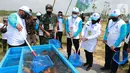Wakil Menteri PUPR John Wempi Wetipo (kiri) menangkap ikan yang akan dilepas ke Bendungan Randugunting pada peringatan Hari Air Dunia (HAD) ke-30 Blora, Jawa Tengah (30/03/2022). Tema “MANTAB : diadopsi dari tema international “Groundwater: Making the Invisible Visible.” (Liputan6.com/HO/Arief PUPR)