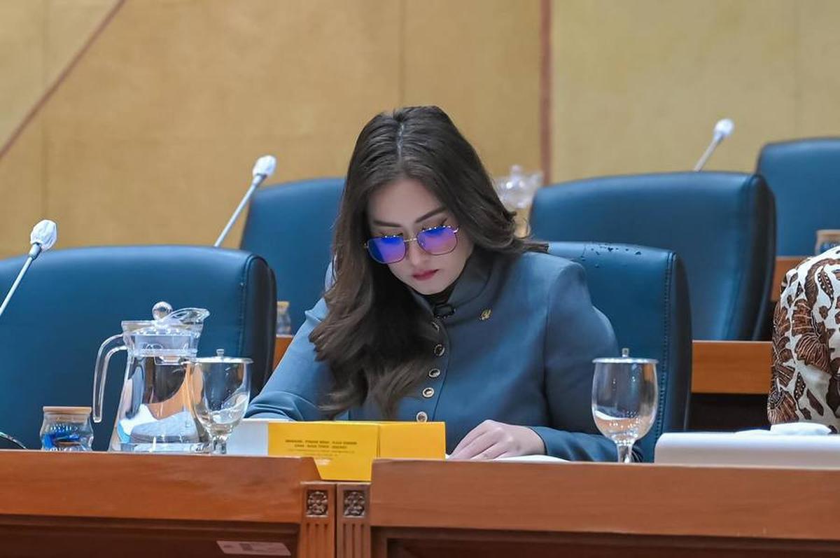 8 Potret Cantik Nafa Urbach Saat Rapat Bahas Makan Bergizi Gratis, Kayak Mau Syuting Film