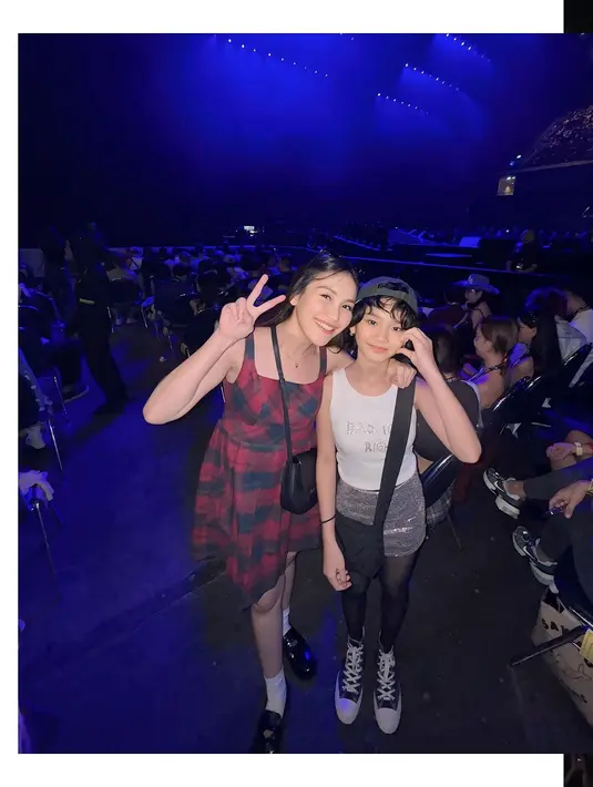 Nonton konser Olivia Rodrigo, Ayu Ting Ting memilih tampi mengenakan plaid mini dress warna merah. Sementara itu, Bilqis tampil mengenakan atasan sleeveless putih dipadukan mini skirt sequin silver serta stocking hitamnya. [@ayutingting92]