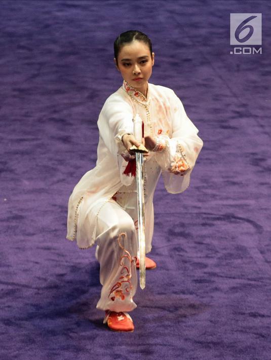 Atlet Timnas Wushu Indonesia Lindswell Kwok saat tampil dalam pertandingan wushu nomor Tajijian putri di Kuala Lumpur Convention Centre Hall 5, Kuala Lumpur, Malaysia, Selasa (21/8). Lindswell meraih skor 9,68. (Liputan6.com/Faizal Fanani)