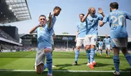 Para pemain Manchester City merayakan gol ke gawang Fulham pada laga pekan ke-37 Premier League di Craven Cottage, Sabtu (11/5/2024). Kemenangan ini membuat mereka merebut posisi puncak klasemen dari Arsenal dan sekaligus berpeluang mempertahankan gelar juara. (AP Photo/Kirsty Wigglesworth)