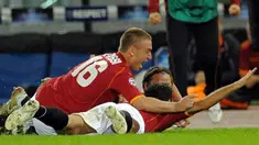 Montenegrin forward Mirko Vucinic celebrates with Daniele De Rossi after scoring against Chelsea during their Champions League Group A match on November 4, 2008 at Olympic stadium in Rome. AFP PHOTO/VINCENZO PINTO 