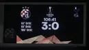 Penampakan layar skor usai striker Dinamo Zagreb, Mislav Orsic mencetak gol ketiga ke gawang Tottenham Hotspur dalam laga leg kedua babak 16 besar Liga Europa 2020/2021 di Maksimir Stadium, Zagreb, Kamis (18/3/2021). Dinamo Zagreb menang 3-0 atas Tottenham. (AP/Darko Bandic)