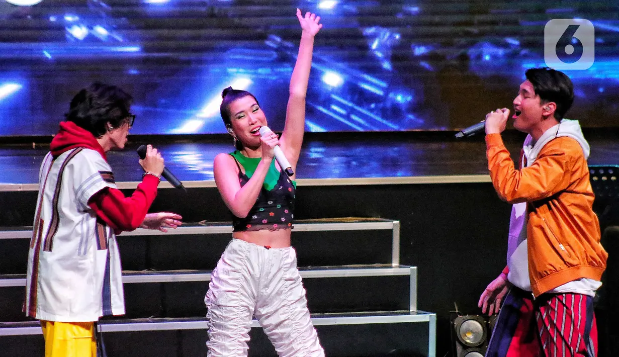 Boyband asal Indonesia, UN1TY berduet dengan Christie saat menghibur para penggemar mereka di Jakarta, Sabtu (17/12). UN1TY menggelar konser tunggal pertama kalinya yang bertajuk “UN1VERSARY: The Show”. (Liputan6.com/Angga Yuniar)