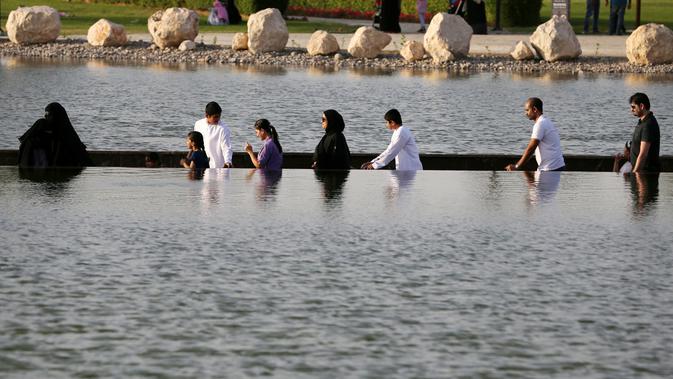 Pengunjung melintasi danau di Quranic Park, Dubai,Uni Emirat Arab, 6 April 2019. Quranic Park memiliki berbagai macam tanaman yang disebutkan dalam Alquran. (REUTERS/Satish Kumar)