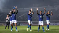 Persib Bandung menjadi salah satu kandidat kuat juara Piala Presiden 2022. Maung Bandung sukses keluar dari Grup C sebagai pemuncak klasemen. Grup C sendiri merupakan grup neraka pada turnamen ini karena dihuni oleh klub-klub top Liga 1 seperti Bhayangkara FC, Persebaya Surabaya, dan Bali United FC. Pasukan Robert Alberts berhasil mendulang tujuh poin dengan mencatatkan dua kali kemenangan dan sekali imbang. (Bola.com/Bagaskara Lazuardi)