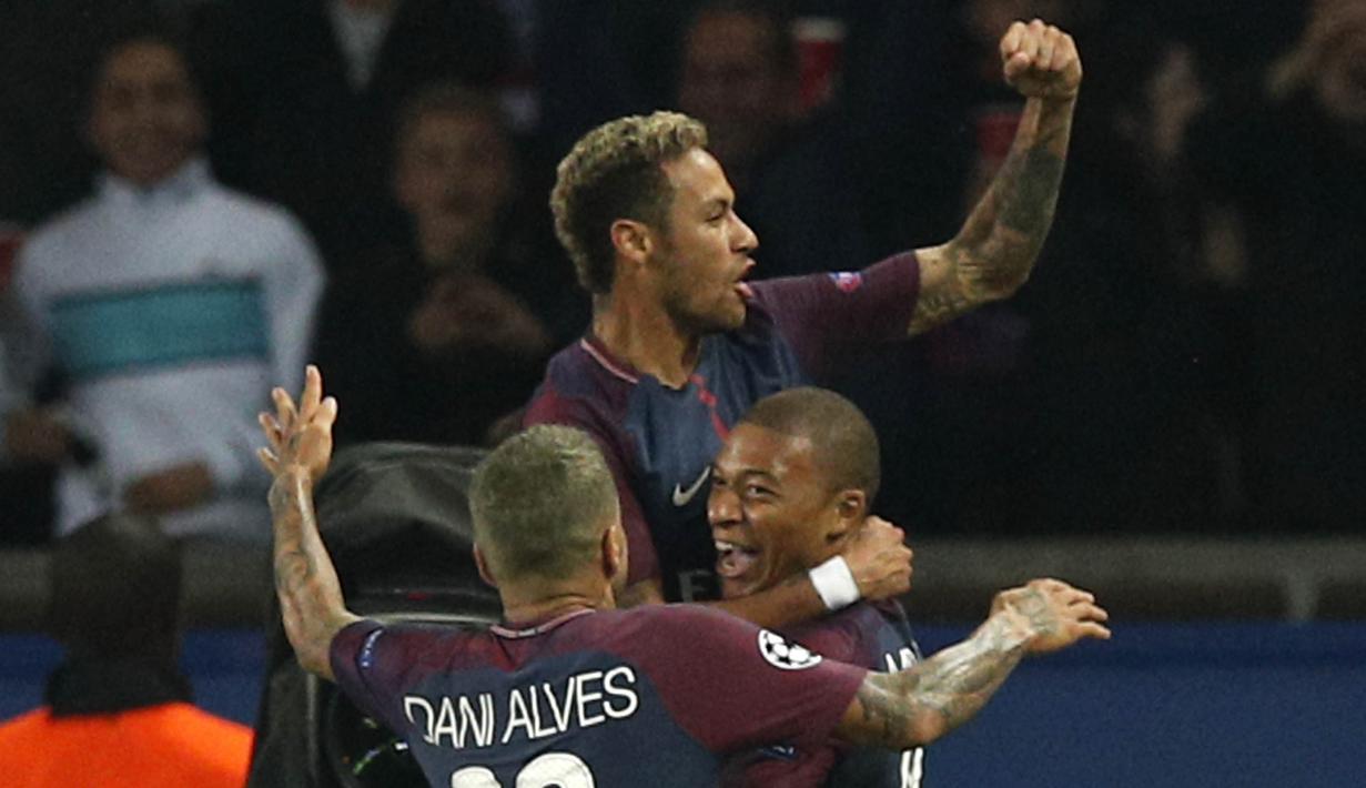 Striker PSG, Neymar, melakukan selebrasi usai mencetak gol ke gawang Bayern Munchen pada laga Liga Champions di Stadion Parc des Princes, Kamis, Rabu (27/9/2017). PSG menang 3-0 atas Bayern Munchen. (AP/Christophe Ena)