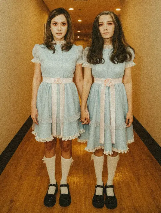 BCL tampil totalitas mengenakan kostum hantu anak kecil kembar yang ada di film The Shining 
tahun 1980. [@bclsinclair]