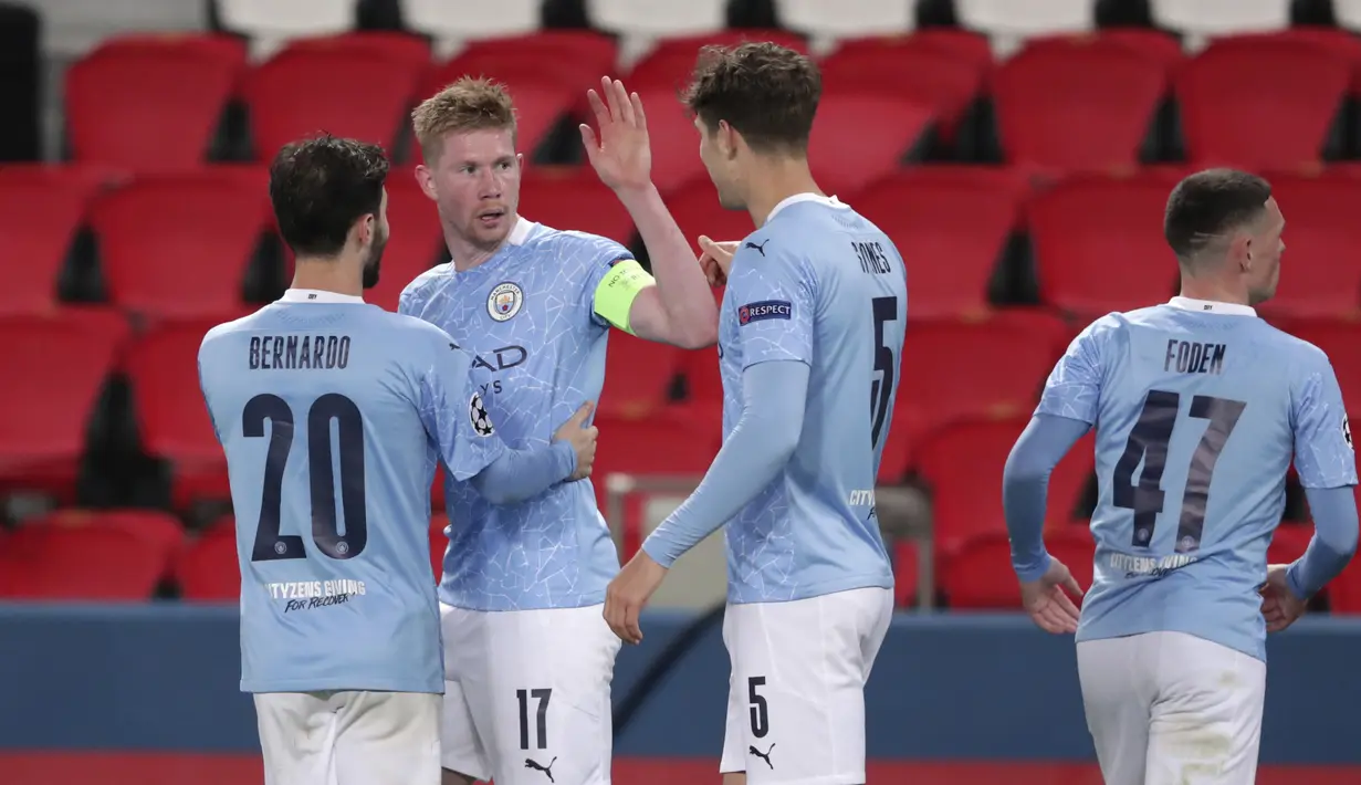 Para pemain Manchester City merayakan gol pertama ke gawang Paris Saint-Germain yang dicetak gelandang Kevin De Bruyne (kedua dari kiri) dalam laga leg pertama semifinal Liga Champions 2020/2021 di Parc des Princes, Paris, Rabu (28/4/2021). Manchester City menang 2-1 atas PSG. (AP/Thibault Camus)