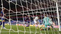 Pemain Bayern Munchen Philippe Coutinho (kedua kanan) menendang bola ke gawang Barcelona pada pertandingan perempat final Liga Champions antara di Stadion Luz, Lisbon, Portugal, Jumat (14/8/2020). Bayern Munchen membantai Barcelona dengan skor 8-2. (AP Photo/Manu Fernandez/Pool)