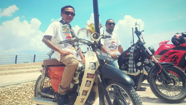 Om imin, salah satu pemilik motor klasik honda C-70, hadir di pantai Wakatobi.(Liputan6.com/Ahmad Akbar Fua)