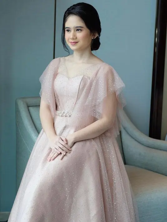 Mengenakan dress dengan potongan serupa, penampilan Tissa Biani tak kalah memesona dengan bridesmaid lainnya. Cantik nan anggun (Instagram/ayungberinda).