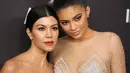 Kourtney Kardashian merasa cemburu atas keharmonisan hubungan Kylie Jenner dan Travis Scott. (inquisitr.com)