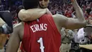 Forward New Orleans Pelicans Anthony Davis melakukan selebrasi bersama rekan setimnya Tyreke Evans seusai pertandingan. Kemenangan 108-103 atas San Antonio Spurs mengantarkan Pelicans ke babak play-off NBA.((AP Photo/Gerald Herbert)