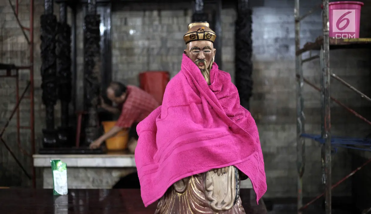 Proses pengeringan patung dewa-dewi di Vihara Amurva Bhumi, Jakarta, Kamis (8/2). Bersih-bersih patung dewa-dewi dan vihara dilakukan agar ibadah dan perayaan Imlek berjalan khusyuk. (Liputan6.com/Arya Manggala)