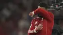 Pemain Liverpool, Mohamed Salah menyeka air matanya saat memberikan penghormatan untuk mendiang Diogo Jota setelah laga Liga Inggris 2024/2025 melawan Bournemouth di Anfiled, Liverpool, Inggris, Jumat (15/08/2025) waktu setempat. (AP Photo/Ian Hodgson)