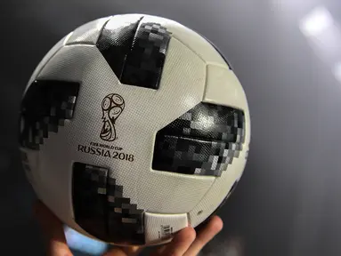 Peserta memegang Telstar 18, bola resmi Piala Dunia 2018 Rusia, dalam sebuah acara di Moskow, Kamis (9/11). Telstar 18 adalah bola terbaru dari edisi Adidas Telstar, bola yang pertama kali dipasok Adidas untuk Piala Dunia pada 1970. (Mladen ANTONOV/AFP)