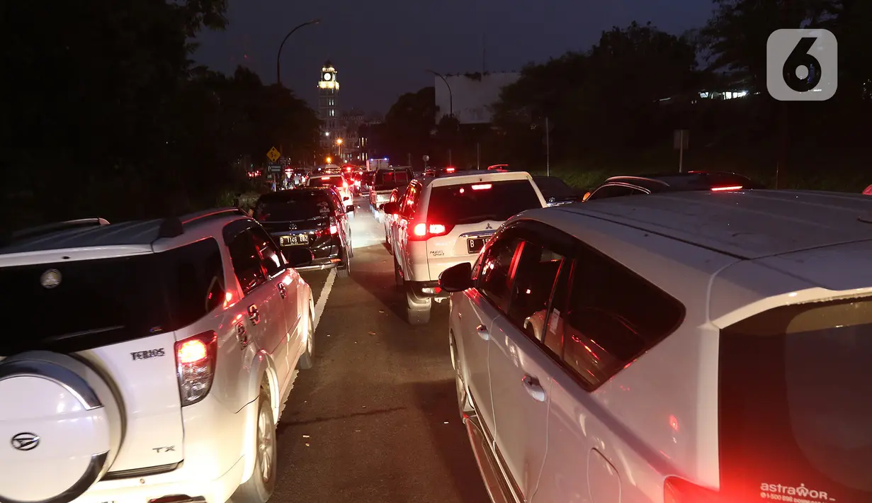 Sejumlah kendaraan dengan tujuan jalur wisata puncak terjebak kemacetan di kawasan Gadog, Kabupaten Bogor, Jawa Barat, Jumat (3/9/2021). Kepadatan kendaraan tersebut terjadi imbas dari pemberlakuan  uji coba sistem ganjil genap memasuki kawasan Puncak Bogor. (Liputan6.com/Herman Zakharia)