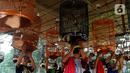 Warga mengikuti Lomba Kicau Burung Pra Piala Gubernur di Lapangan Banteng, Jakarta, Minggu (7/8/20222). Kegiatan tersebut diikuti sekitar 4.000 orang dari beragam  komunitas pecinta burung. (merdeka.com/Arie Basuki)