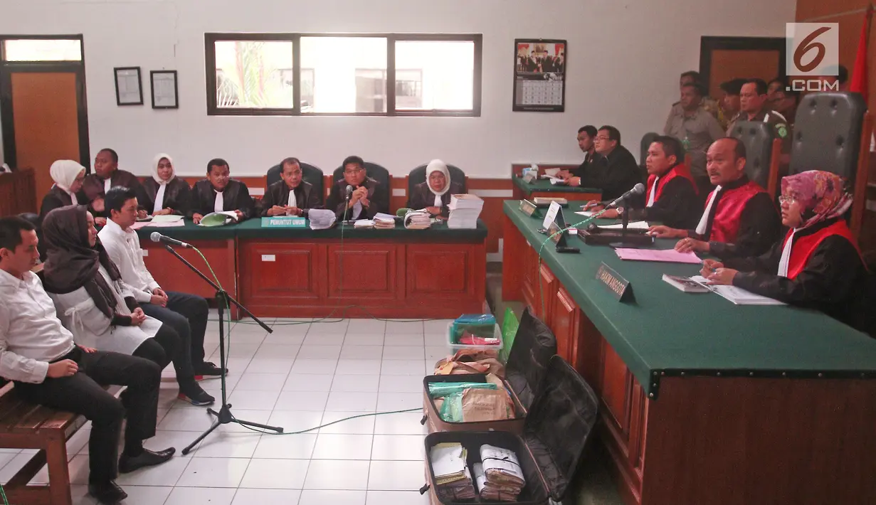 Terdakwa bos First Travel, Andika Surachman, Anniesa Hasibuan dan Siti Nuraidah alias Kiki menjalani sidang lanjutan di Pengadilan Negeri Depok, Senin (5/3). Agenda sidang mendengarkan keterangan 6 saksi dari pihak jaksa. (Liputan6.com/Herman Zakharia)