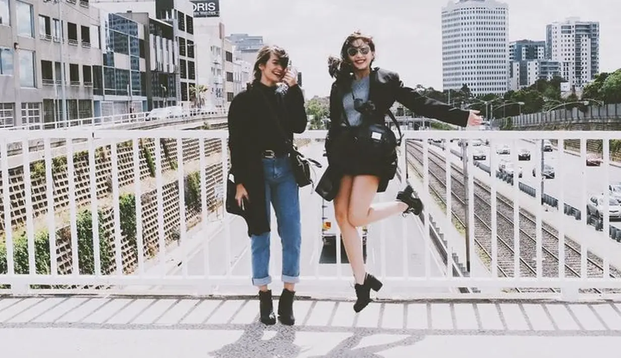 OOTD serba-hitam saat traveling ke Australia. Bisa jadi inspirasi liburan bareng bestie kita, nih. [Foto: Instagram @jscmila]