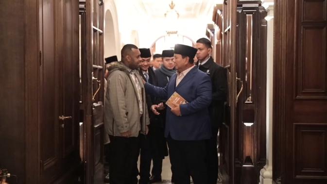 Mahasiswa Asal Papua Gembira Bertemu Prabowo di London, Berikan Karya Buku Terbarunya