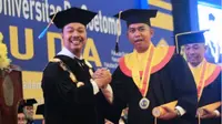 Bachrul Amiq memberi selamat kepada mahasiswa yang berhasil menyelesaikan studi di Unitomo, salah satunya adalah Ega Prayudi, anak komedian Tukul Arwana, Sabtu (29/9/2018). (Times Indonesia/Istimewa)