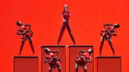 Aksi panggung Katy Perry saat tampil di Madison Square Garden dalam tur "Witness: The Tour" di New York (2/10). (Evan Agostini/Invision/AP)