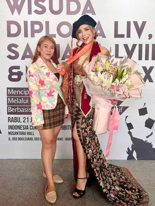 <p>Dalam acara wisuda, perempuan berdarah Pontianak itu tampil cantik elegan mengenakan kebaya dengan desain elegan. [Instagram/evabelisima_]</p>