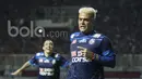 Pemain AremaFC, Christian Gonzales merayakan gol ke gawang PBFC pada laga Final Piala Presiden 2017 di Stadion Pakansari, Bogor, Minggu (12/3/2017). (Bola.com/Vitalis Yogi Trisna)