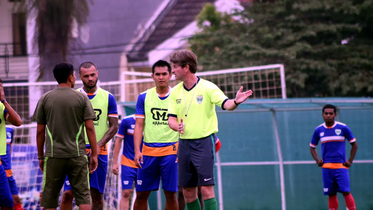 Pelatih Persipasi Bandung Raya Pieter Huistra (Liputan6.com/Zainul Arifin)