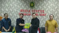 Kepala Pengadilan Agama Garut Ayip memberikan penghargaan kepada Perwakilan Lariba Islamic Indonesia Ari Ismail di kantornya, Rabu (15/5/2024) (Liputan6.com/Jayadi Supriadin)