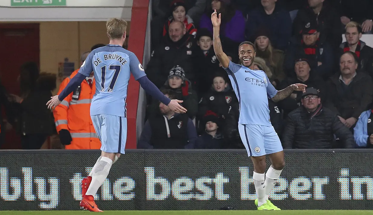 Raheem Sterling dan Kevin De Bruyne merayakan gol ke gawang melawan AFC Bournemouth pada lanjutan Premier League di Vitality Stadium; Bournemouth; (13/2/2017). Manchester City menang 2-0. (Andrew Matthews/PA via AP)