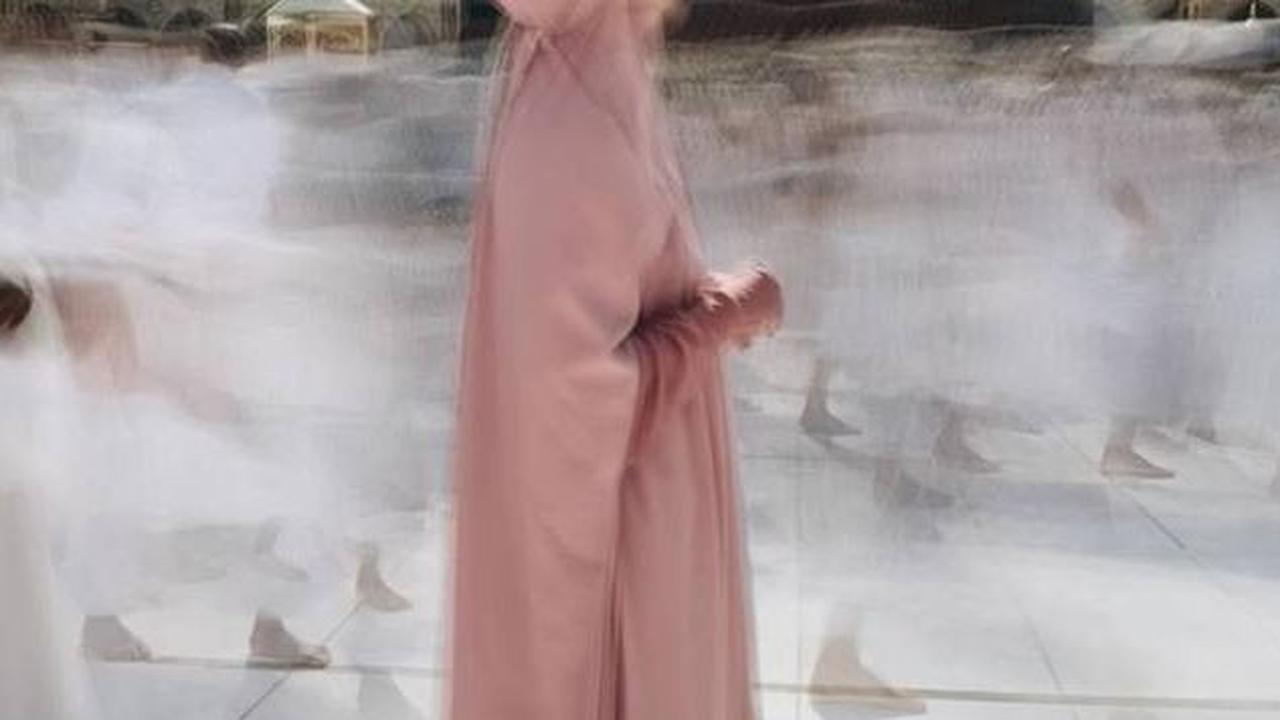 Berpose di Depan Ka'bah