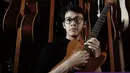 "Pokoknya sekolah selesaiin, mau jadi apa terserah. Justru waktu SMP kelas satu dianter nyari gitar elektrik yang murah, waktu itu gitar elektrik kan mahal. Latihan,ikut festival diantar jemput karena rumahku kan jauh,"ujarnya.(Bambang E. Ros/Bintang.com)