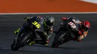 Momen Joan Mir dan Marc Marquez sama-sama kendarai motor Honda RC213V pada sesi tes di Valencia. (Twitter/Repsol Honda)