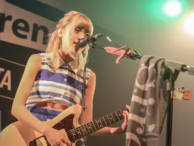 Grup band asal Jepang Silent Siren beraksi dalam konser yang di gelar di Annex Building, Jakarta, Sabtu (19/9/2015). Silent Siren terdiri dari 4 cewek cantik itu berhasil menghibur penggemarnya di Jakarta. (Liputan6.com/Faizal Fanani)