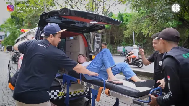 Luna Maya Dibawa Ambulan