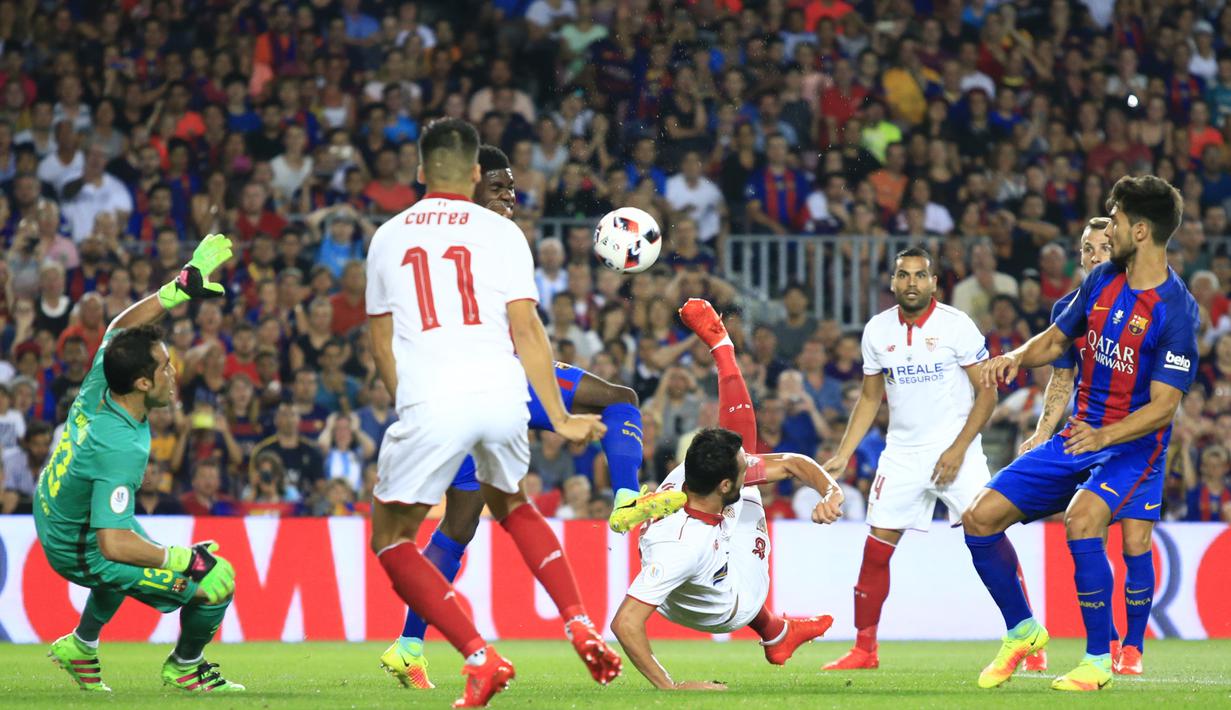 Pemain Sevilla, Vicente Iborra melakukan tendangan salto ke arah gawang Barcelona pada laga Super Cup Spanyol di Stadion Camp Nou, Barcelona (18/8/2016). (AFP/Pau Barrena)