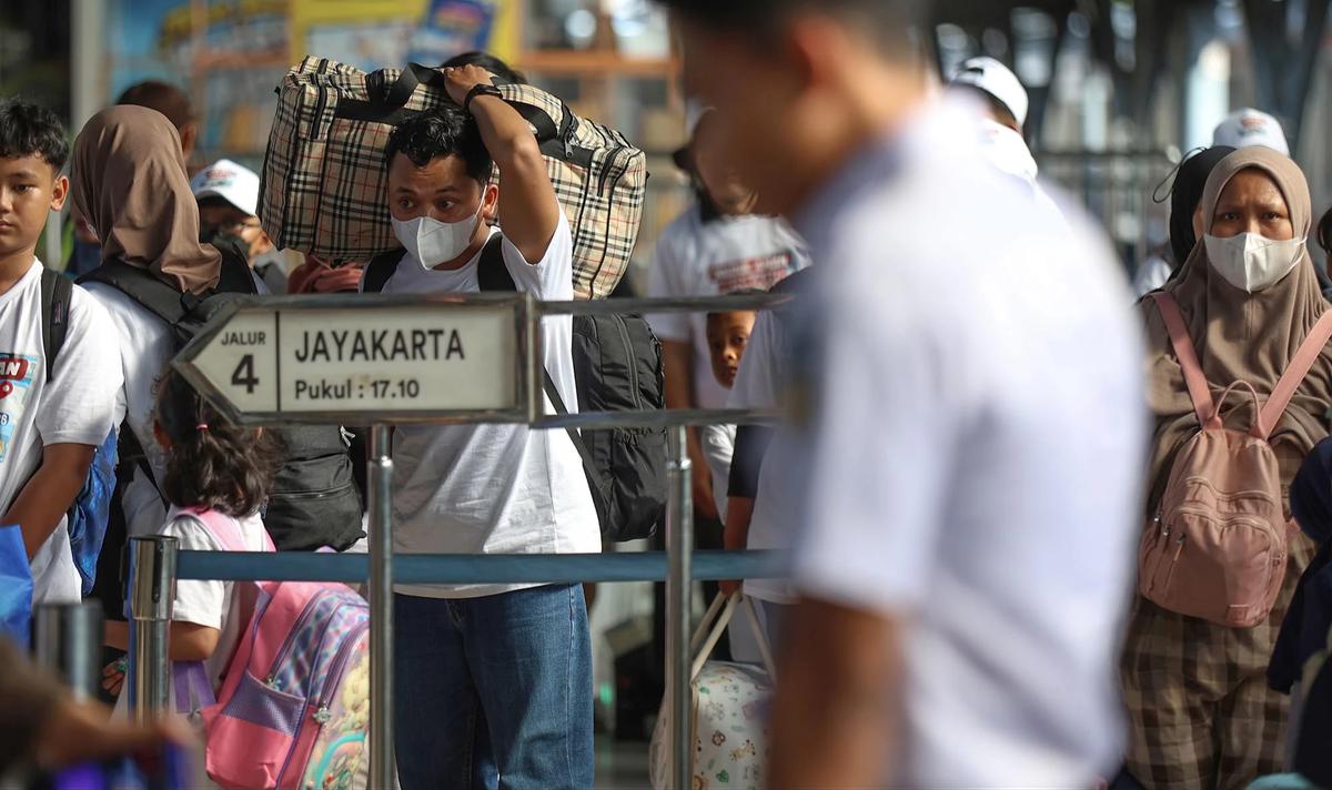 FOTO: Pemudik Mulai Padati Stasiun Pasar Senen Jelang Puncak Arus Mudik