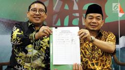 Wakil Ketua DPR dari Fraksi Gerindra Fadli Zon dan Ketua Fraksi PKS DPR Jazuli Juwaini menunjukkan daftar pengusul Pansus Hak Angket Tenaga Kerja Asing saat konferensi pers, Jakarta, Senin (30/4). (Liputan6.com/Johan Tallo)